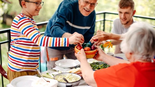 πασχαλινό τραπέζι με αρνί και παραδοσιακά εδέσματα
