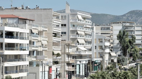Γράφημα με τα χαμηλά επιτόκια στεγαστικών δανείων στην Ελλάδα