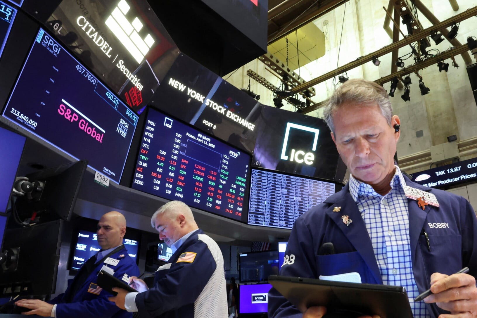 Γράφημα ανόδου δεικτών Wall Street με λογότυπα S&P 500 Nasdaq Dow Jones
