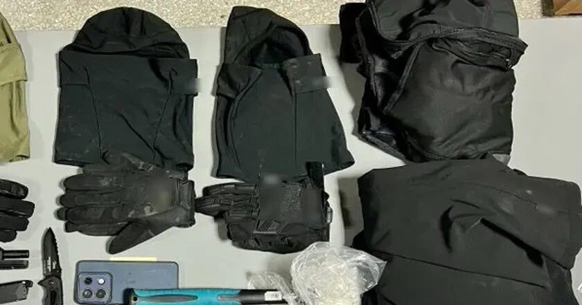 Τρεις συλληφθέντες στη Γλυφάδα με σφυρί και μαχαίρι κατά τη διάρκεια της σύλληψης