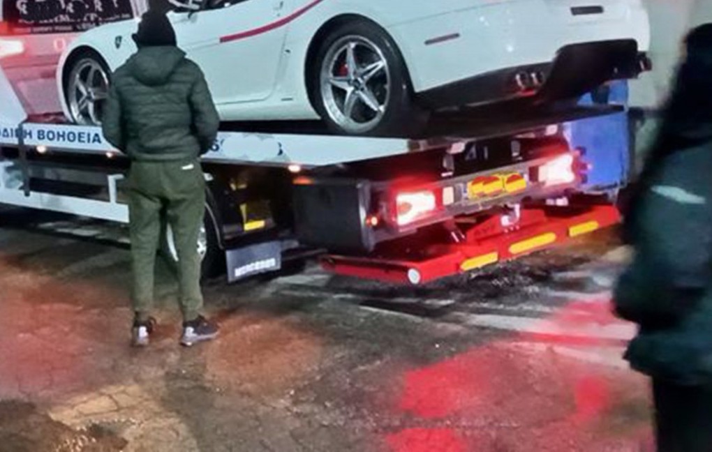 Πολυτελή supercars Lamborghini Ferrari Porsche δεσμευμένα