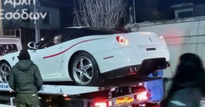 Πολυτελή supercars Lamborghini Ferrari Porsche δεσμευμένα