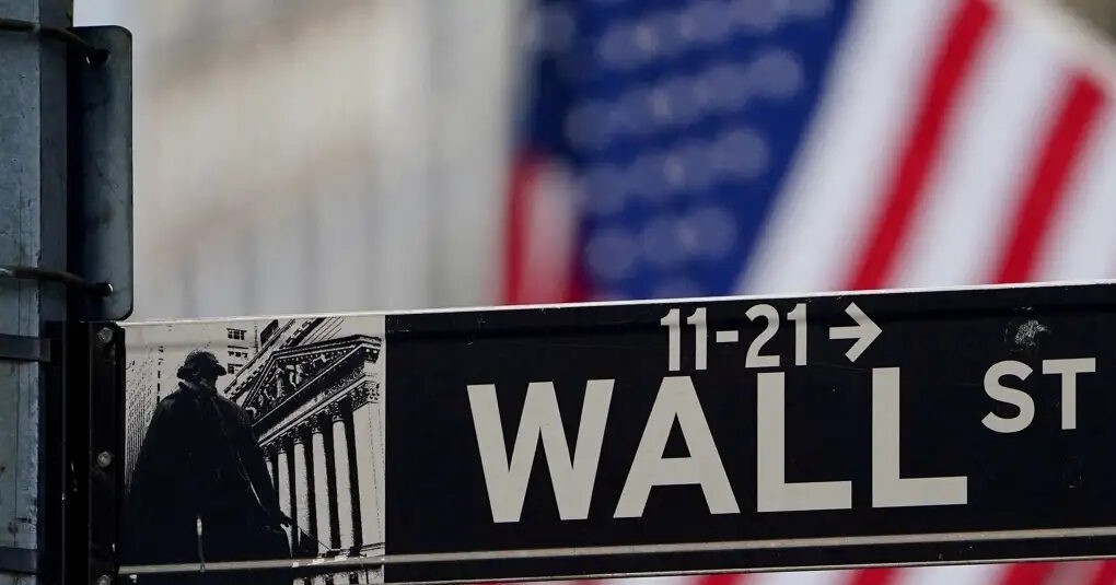 Γράφημα ανόδου δεικτών Wall Street με λογότυπα S&P 500 Nasdaq Dow Jones