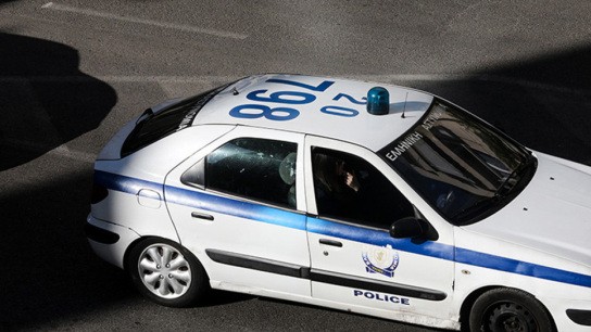 Τρεις συλληφθέντες στη Γλυφάδα με σφυρί και μαχαίρι κατά τη διάρκεια της σύλληψης