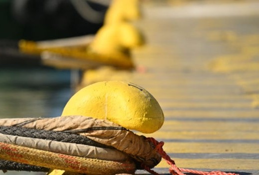 Δεμένα πλοία σε λιμάνι λόγω θυέλλας