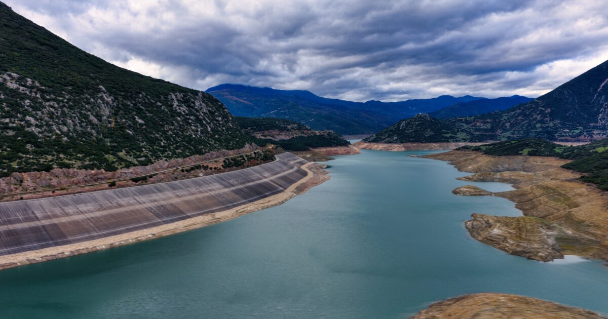Δορυφορική φωτογραφία λίμνης Μόρνου υψηλή ανάλυση αποθέματα νερού