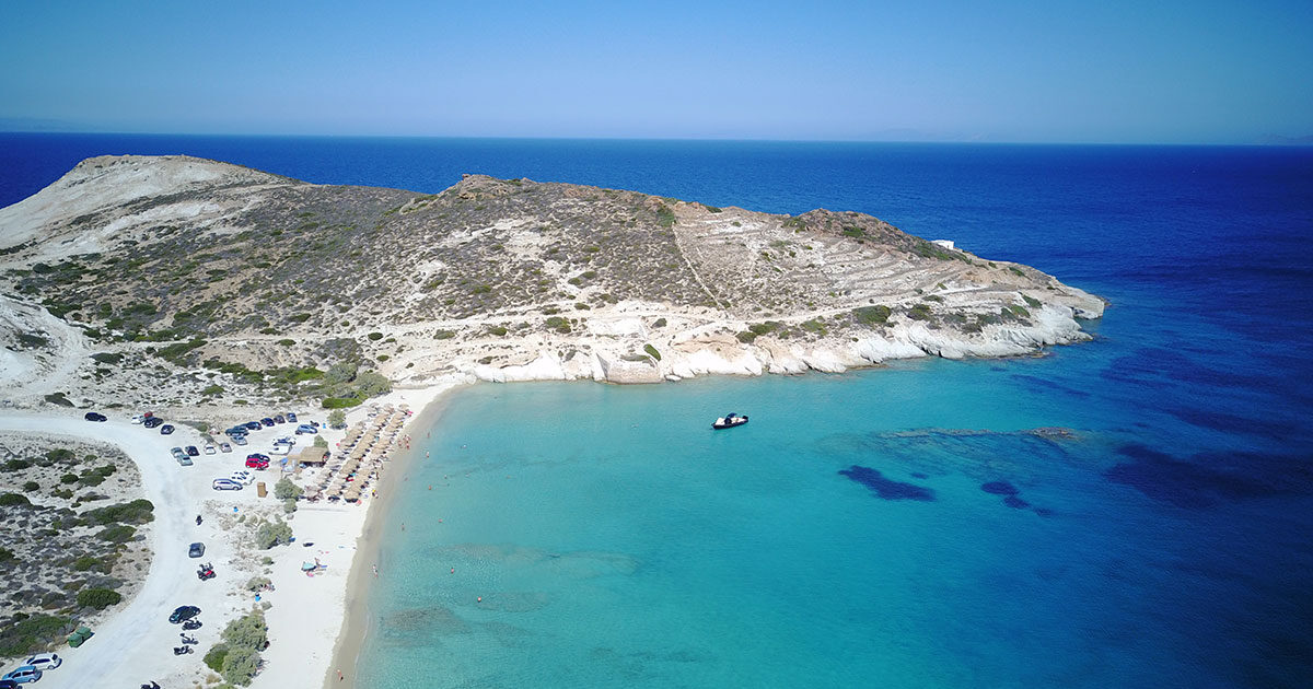 Παραλία Πράσσα στην Κίμωλο με λευκή άμμο και τιρκουάζ νερά