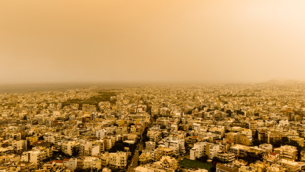 Αφρικανική σκόνη καλύπτει την Κρήτη με πορτοκαλί ουρανό