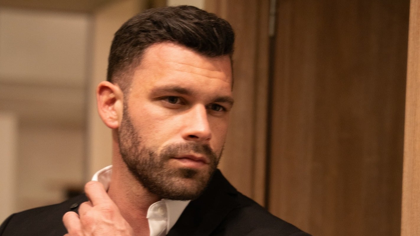 Λιμάνι νησιού με πλοία και αεροπλάνο