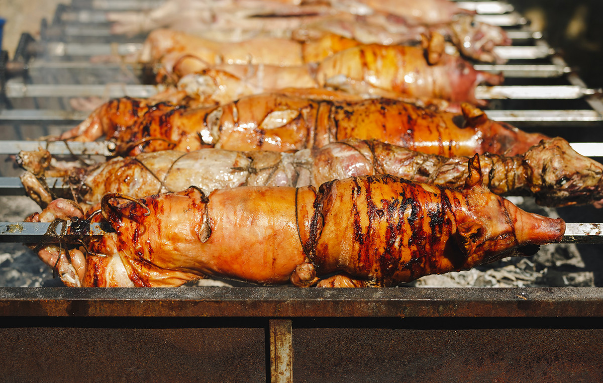 πασχαλινό τραπέζι με αρνί και σαλάτες